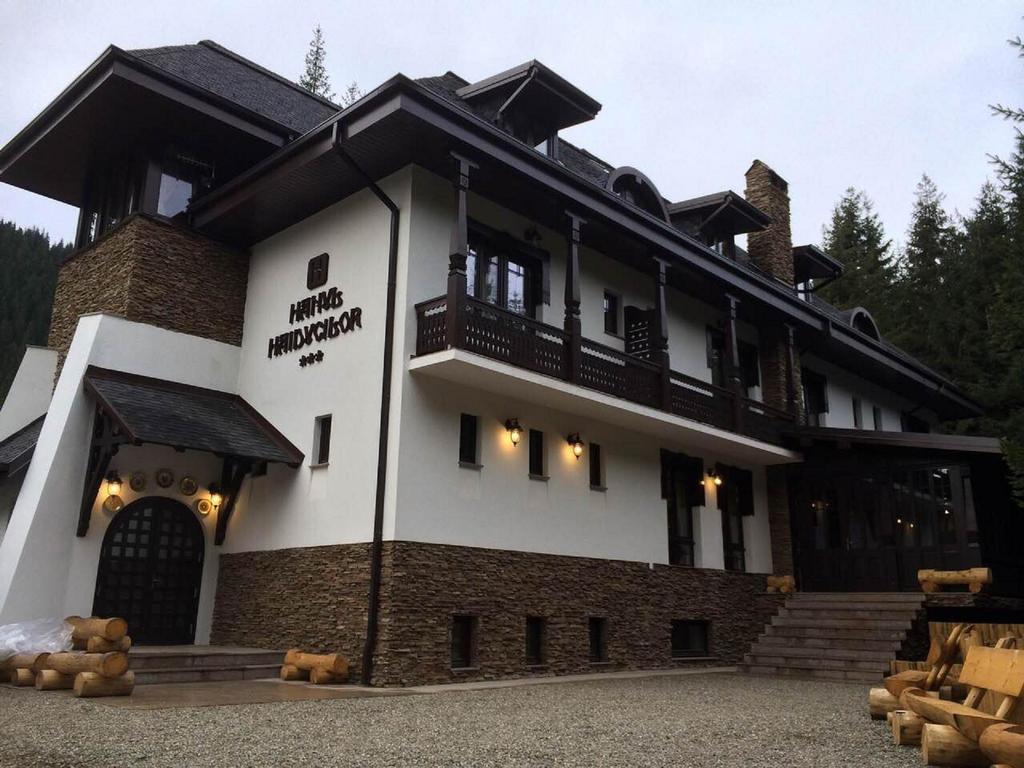 Hanul Haiducilor Obârşia-Lotrului Exterior foto