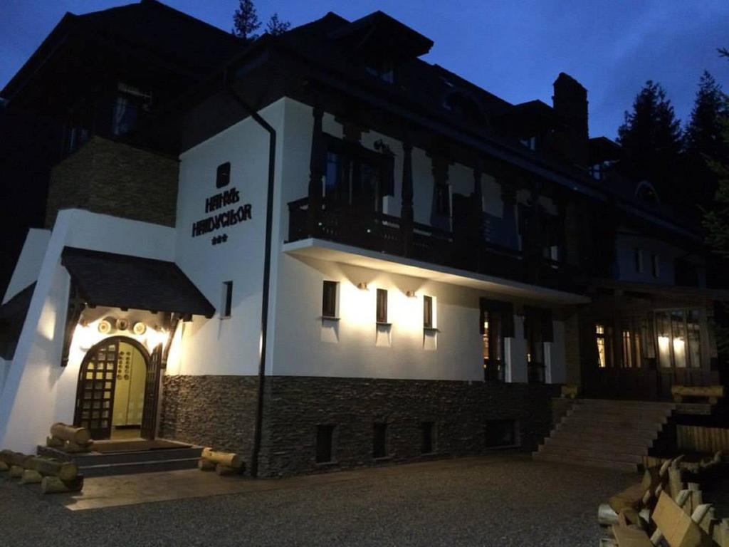 Hanul Haiducilor Obârşia-Lotrului Exterior foto